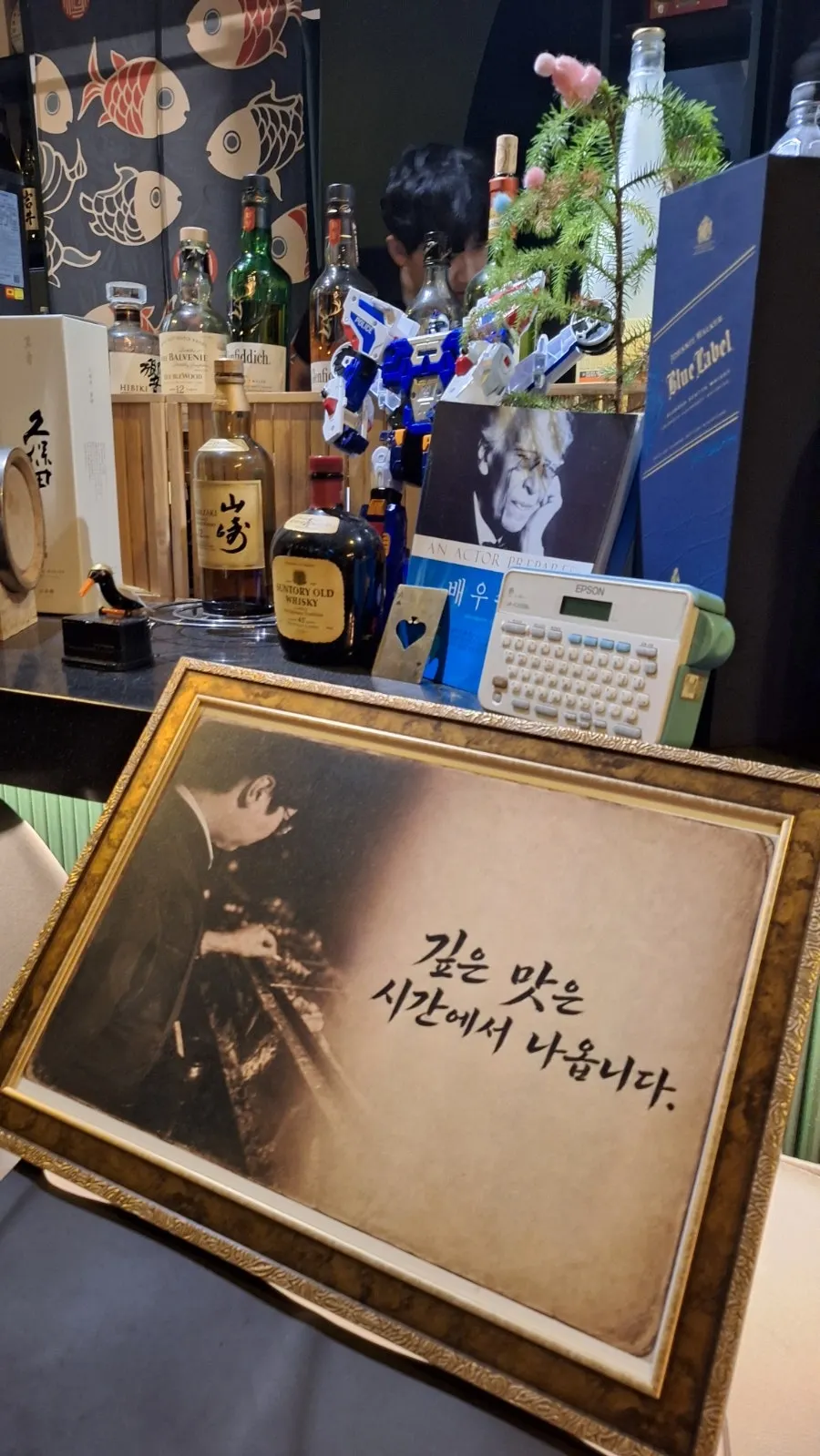 일본 감성 인테리어와 고양이 소품이 있는 매장 내부
