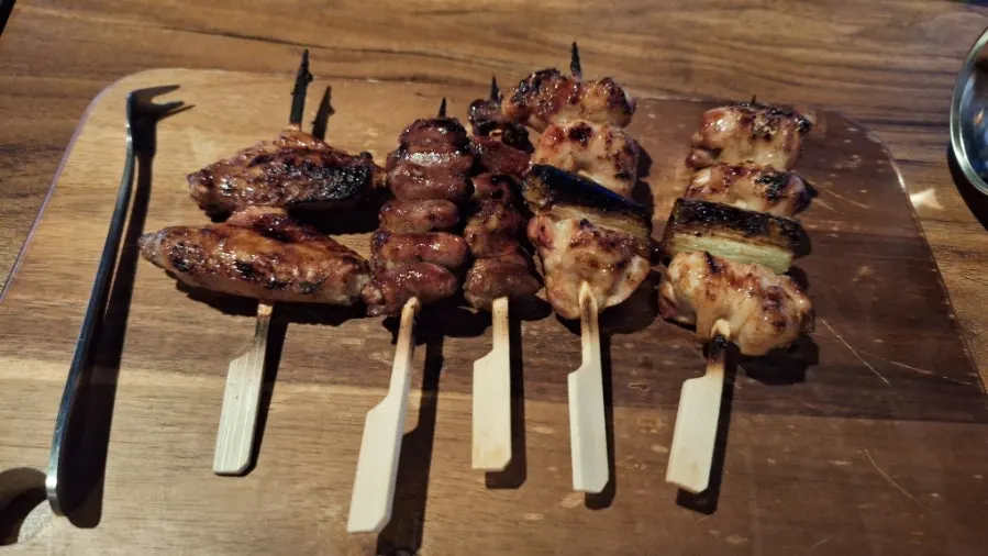 야키토리 꼬치와 맥주를 함께 차린 테이블