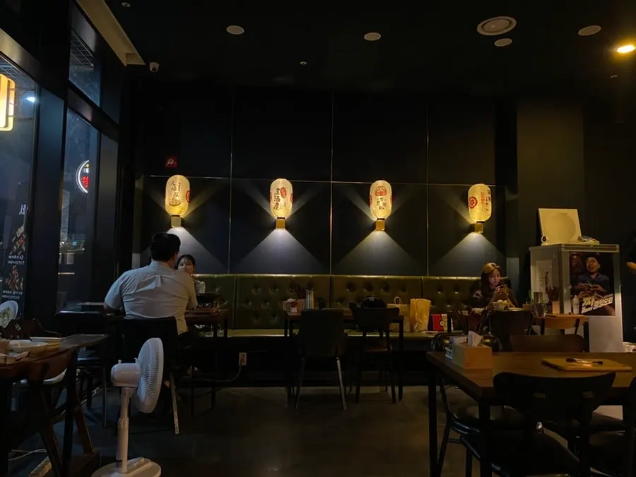 데이트 분위기의 조명과 바 자리