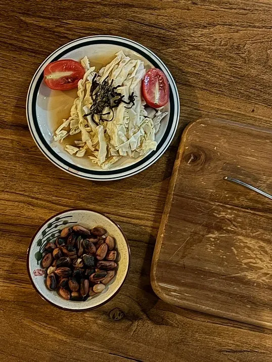 양배추와 토마토, 구운 땅콩 기본안주