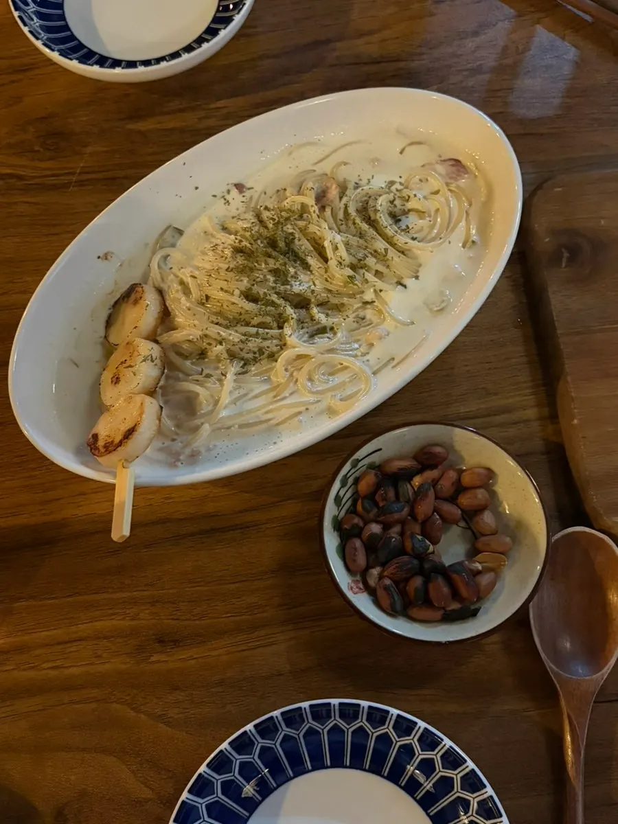 맥주잔을 든 건배 장면