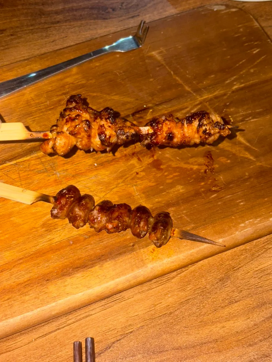 숯불에 구운 염통과 닭껍질 꼬치