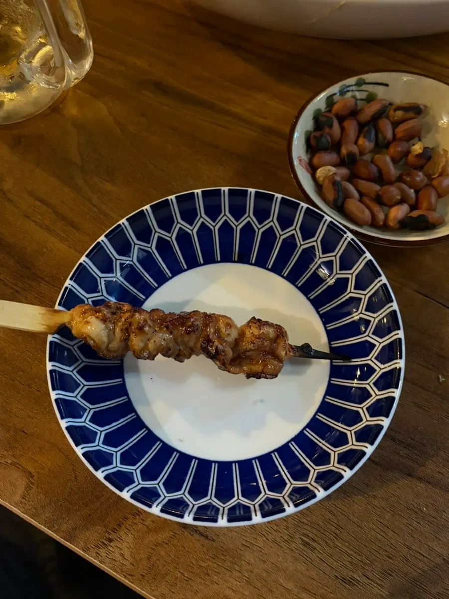 야키토리 여러 종류가 담긴 접시