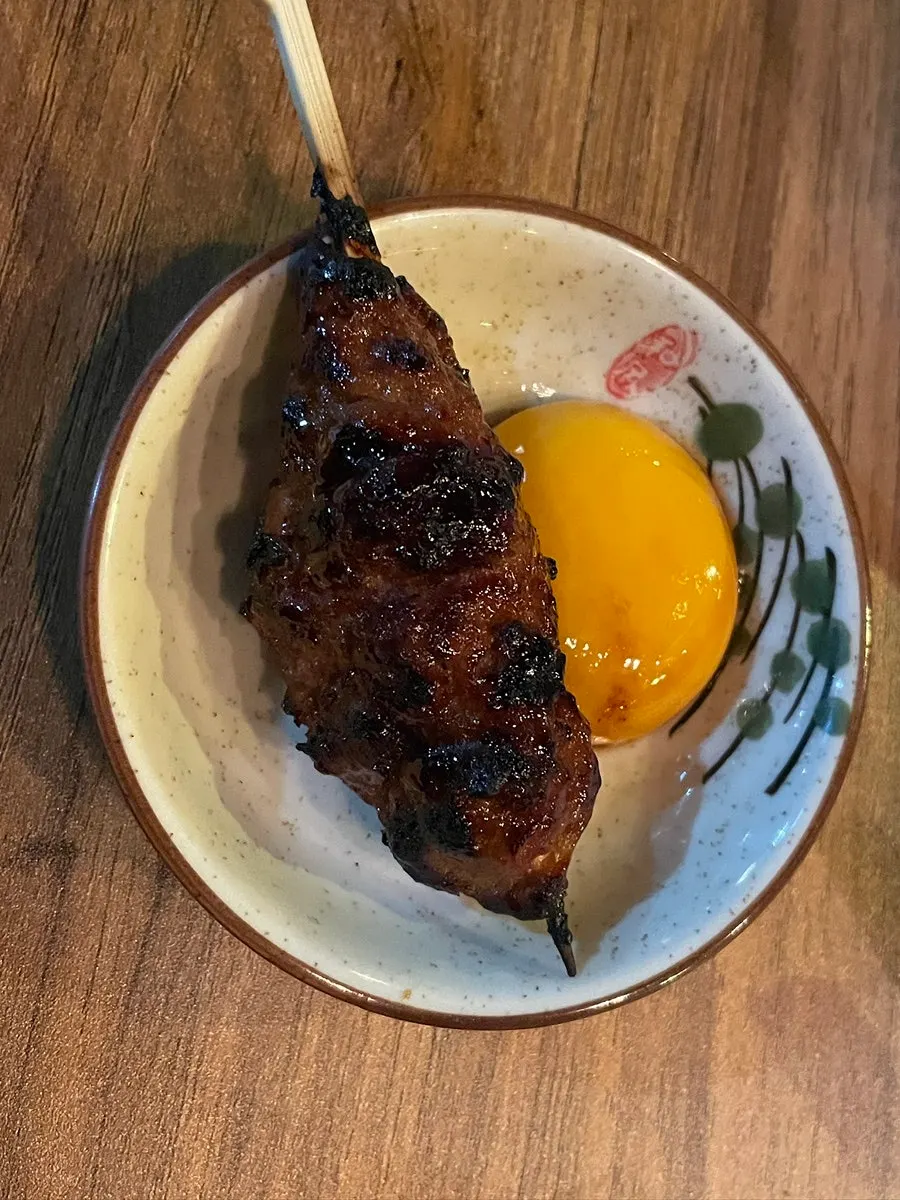 야키토리공 꼬치 접시 근접 사진