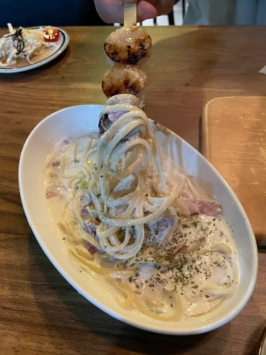 파닭꼬치를 명란크림소스에 찍어 먹는 모습