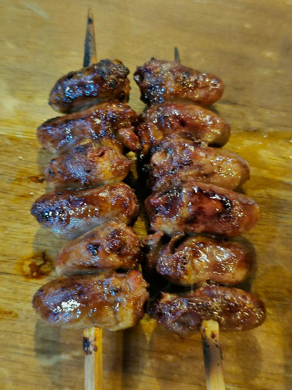 크림파스타 위에 올린 관자 꼬치구이