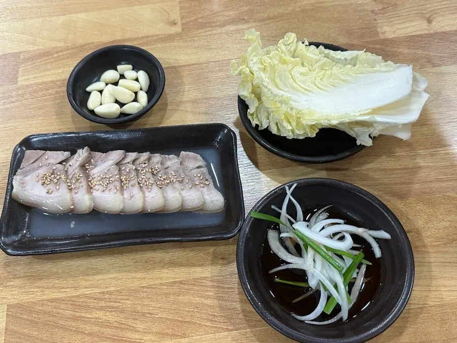 Suyuk baekban at Yongho Dwaeji Gukbap
