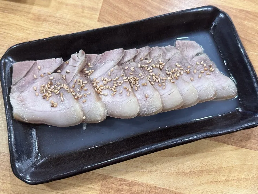 Boiled pork topped with sesame salt