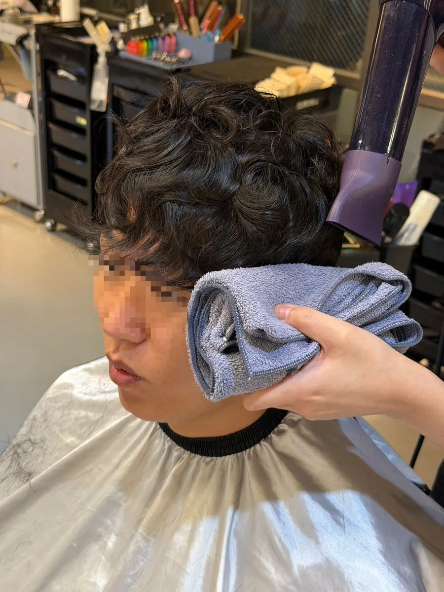 완성된 파마를 보며 감탄하는 모습