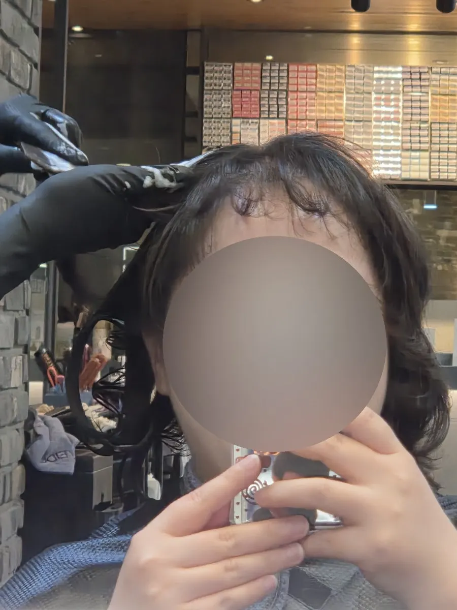 고데기로 안쪽 컬을 잡는 마무리 시술