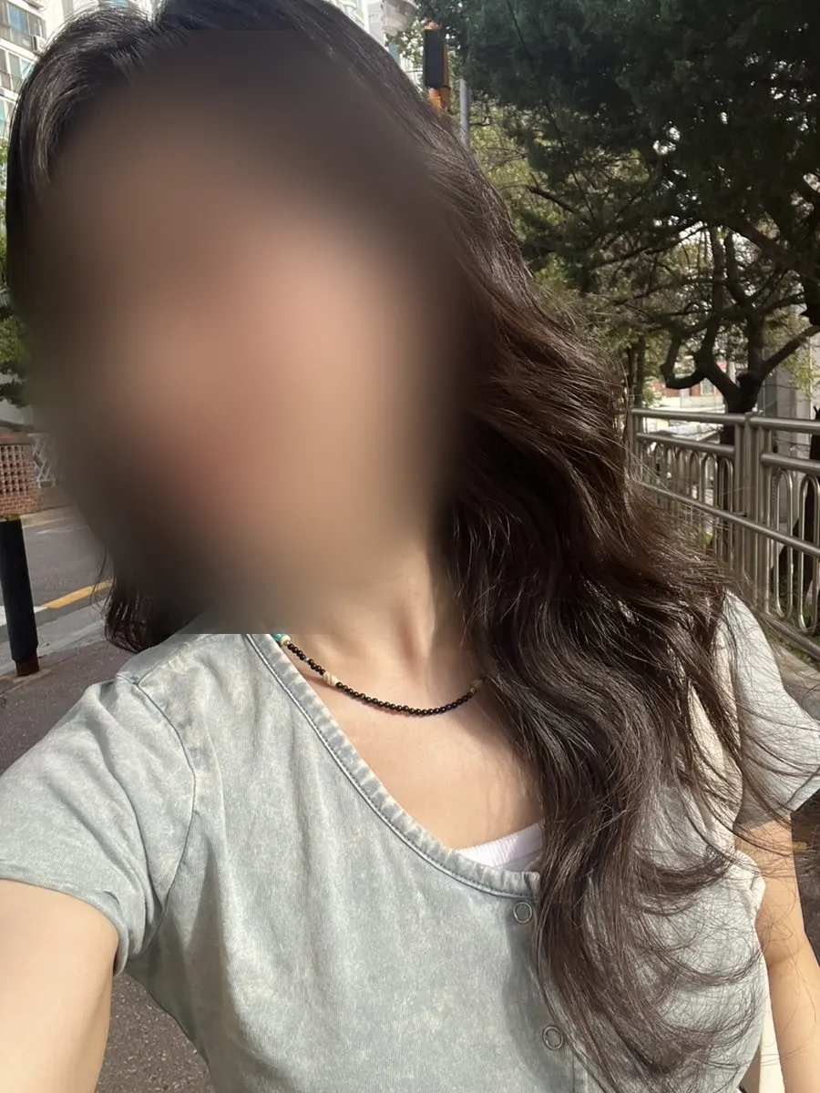 피부 표현이 균일하게 정리된 메이크업 모습
