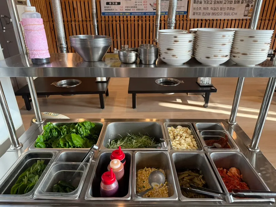 Self-serve bar where guests can grab extra side dishes