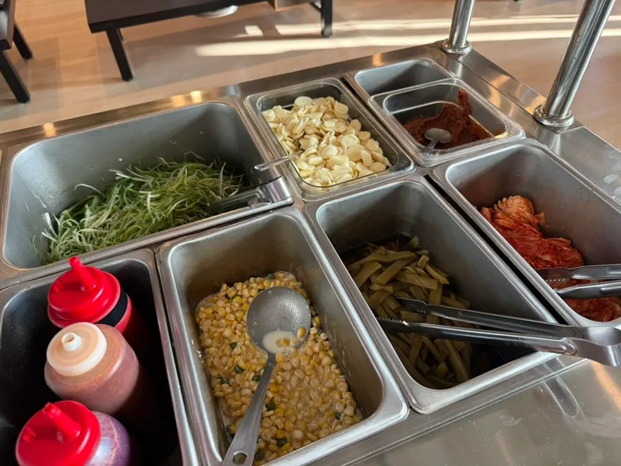 Overview of the self-serve bar corner at Chamsutjip