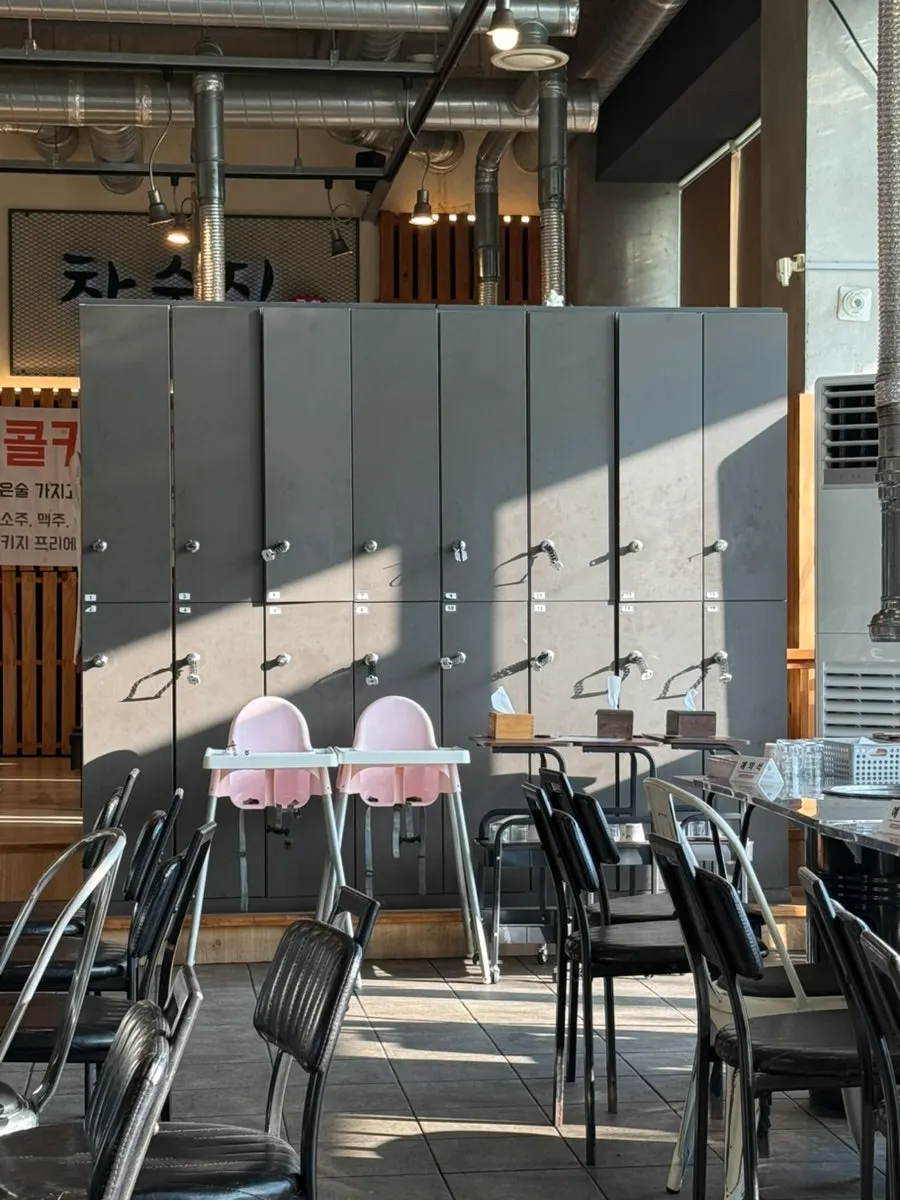 Disposable aprons and a baby chair