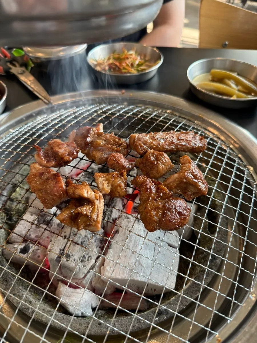 Seasoned pork ribs cut into bite-sized pieces and grilled