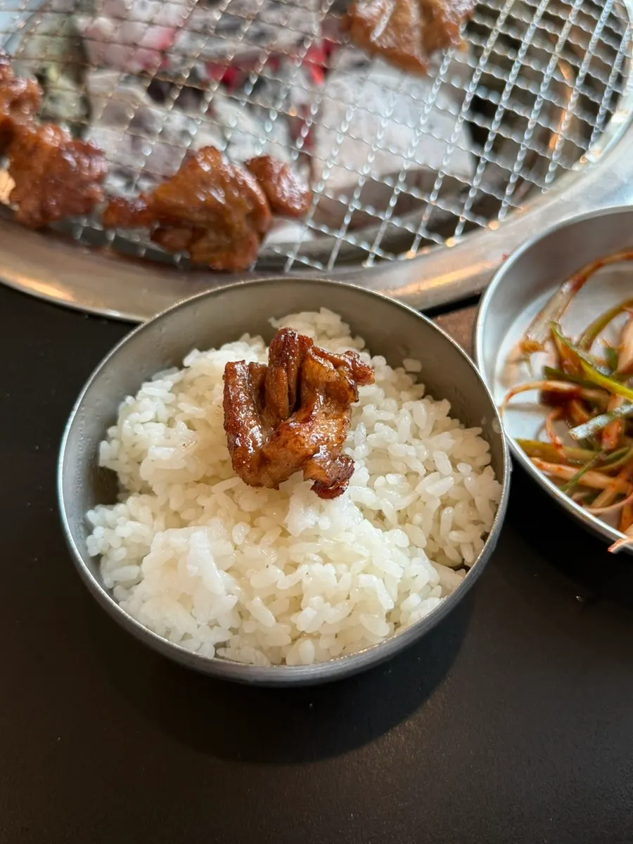 Seasoned pork ribs eaten with rice