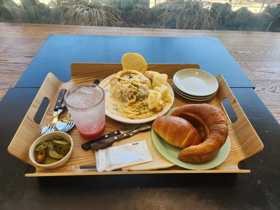 Panne pasta, bread, and strawberry ade set out on the table