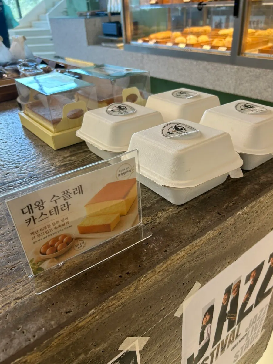 케이크와 샌드위치 진열 쇼케이스