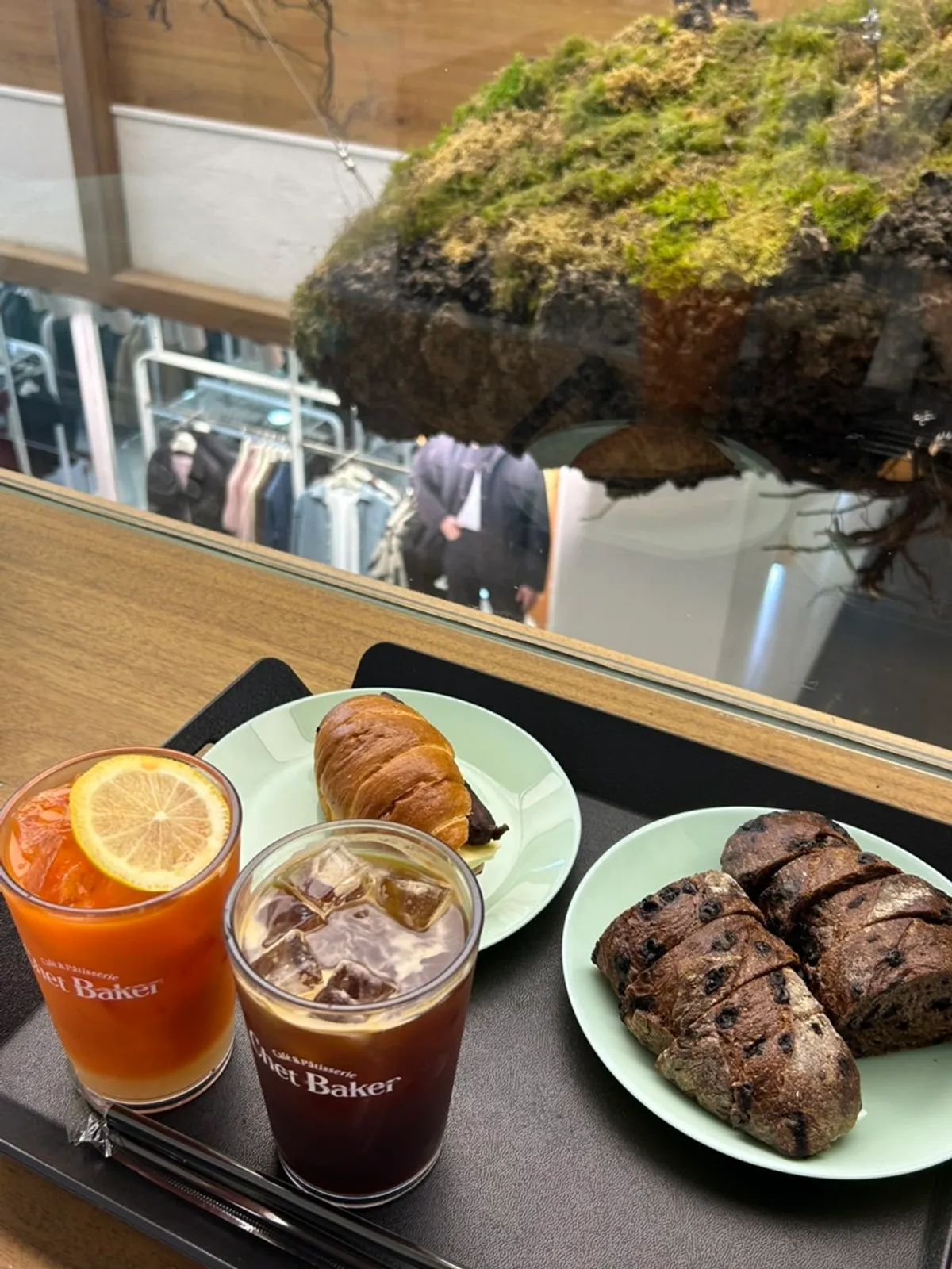 앙버터 소금빵과 초코 바게트, 음료 두 잔