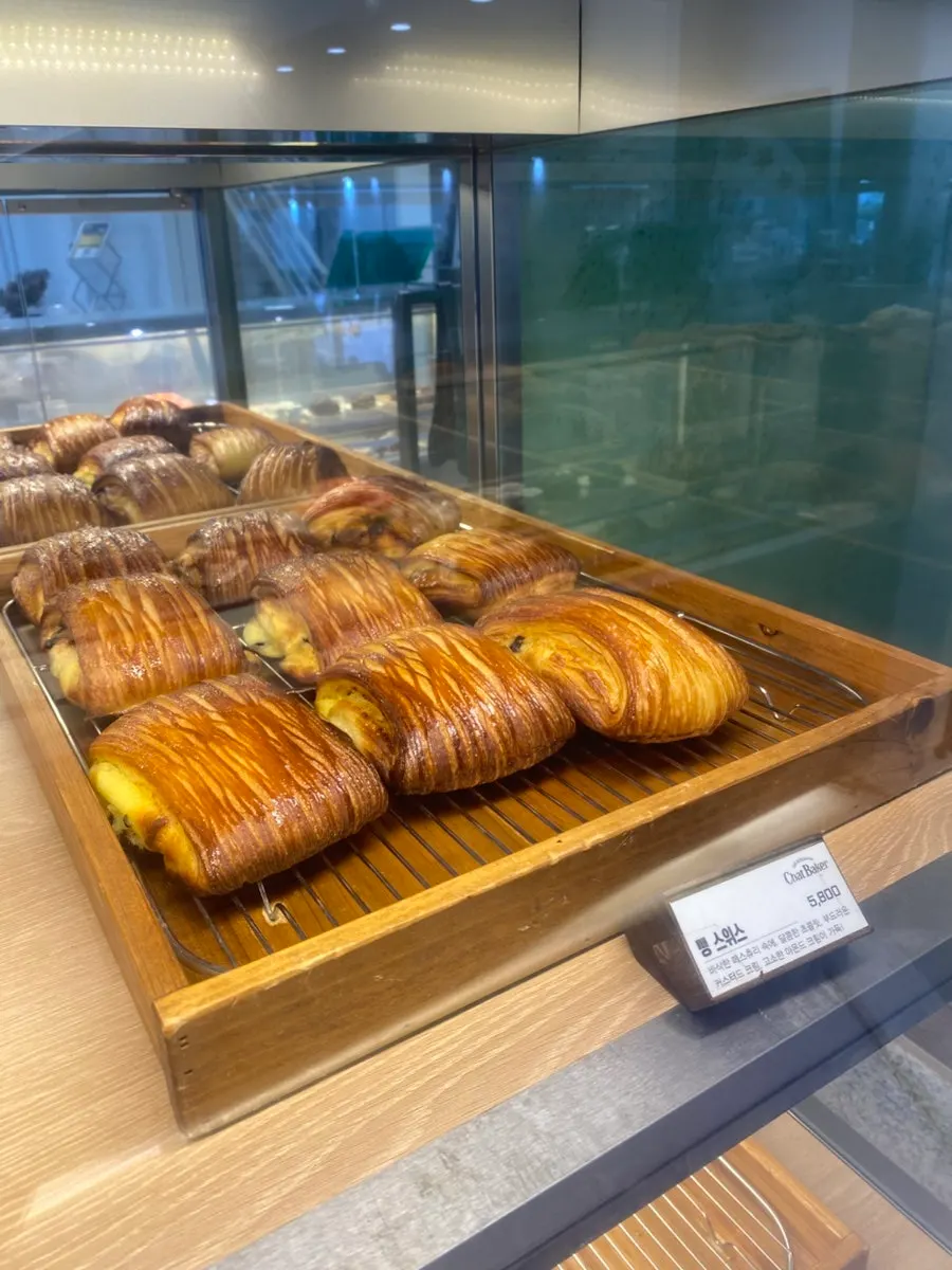 Display of toast and pizza bread