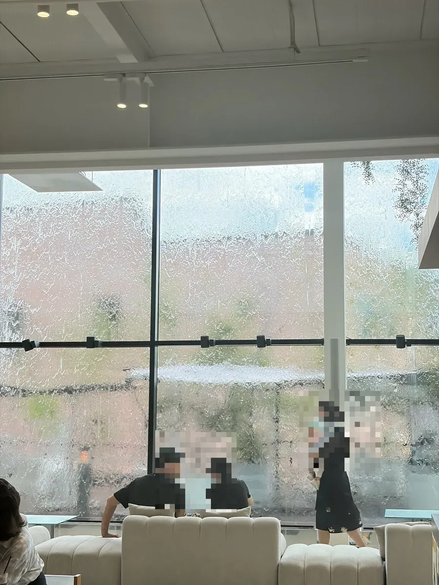좌석 간격이 넓은 챗 베이커 내부