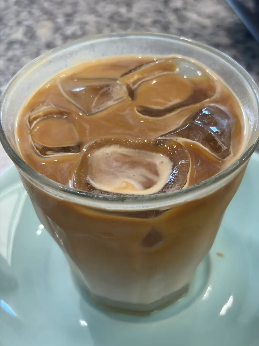 단면이 보이는 앙버터 소금빵