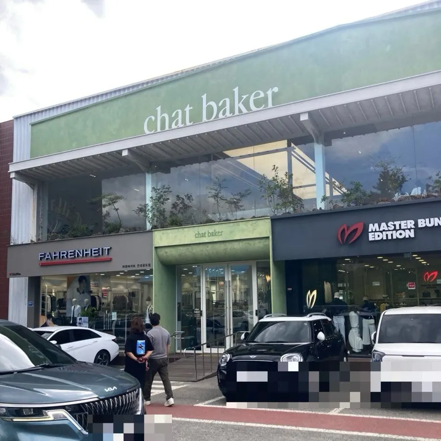 Interior of Chat Baker, a large café in Anseong, Pyeongtaek area