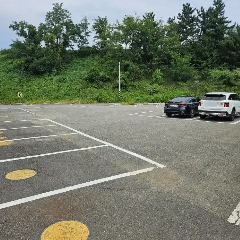 카페 건물 앞 주차 공간