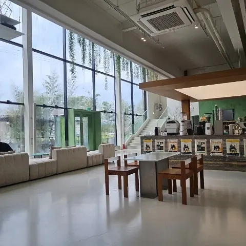간격 넉넉한 1층 테이블 좌석