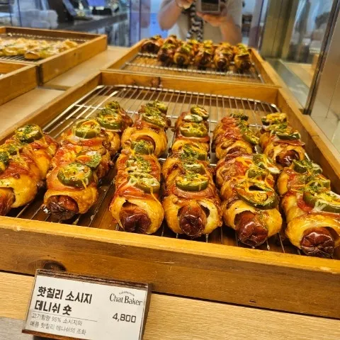 챗 베이커 빵 진열대 전경