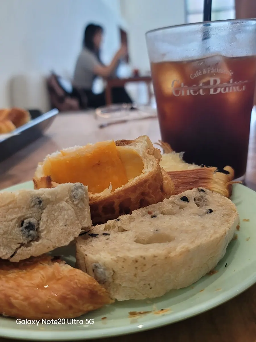 Five kinds of Chat Baker bread set on the table