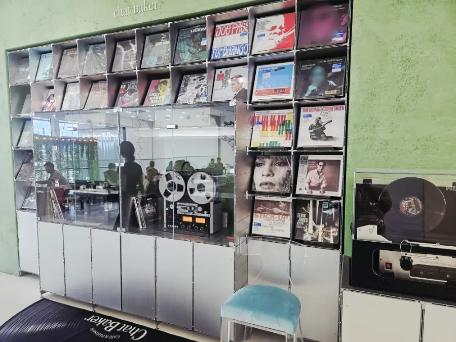 음악 콘셉트의 LP판 진열 인테리어