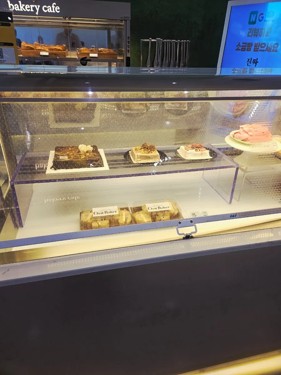 크림빵과 페스츄리가 있는 진열 코너