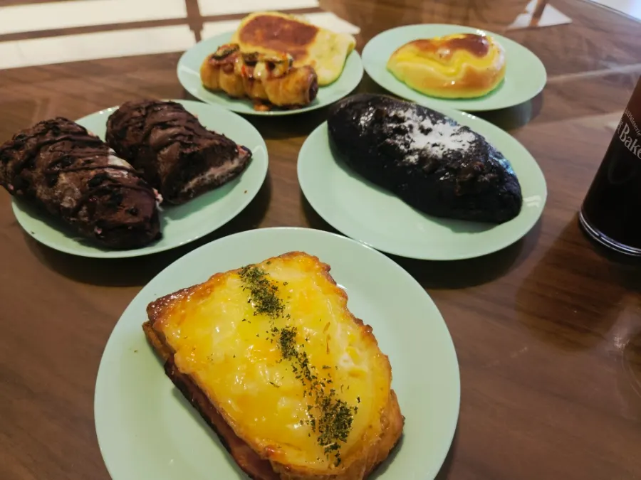 챗 베이커에서 고른 빵 한 상 차림