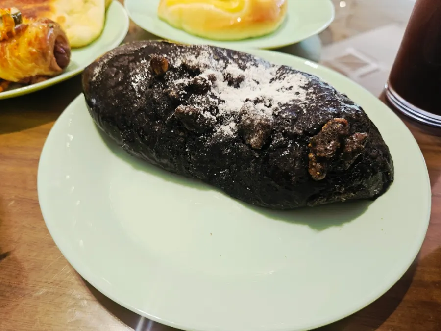 먹물 크림치즈 쫀득빵 단면