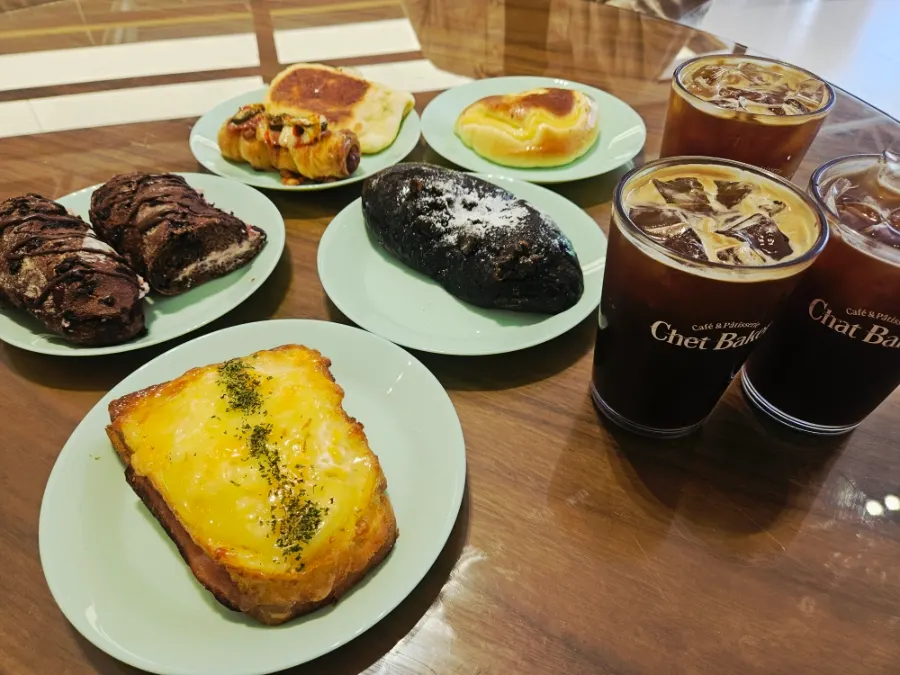 빵과 함께 주문한 커피 한 잔