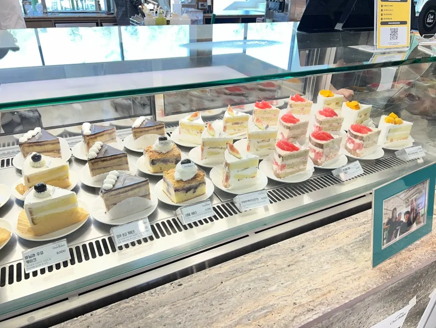 Display shelf with various kinds of sliced bread