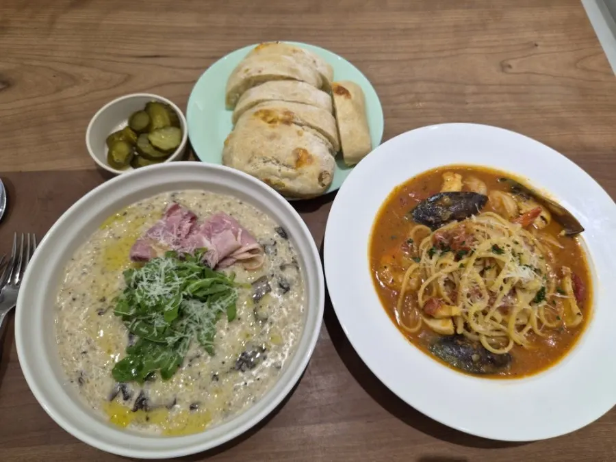 챗 베이커 파스타와 리조또 한 상 차림