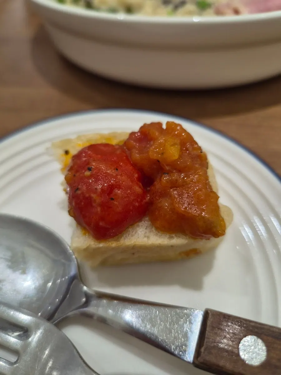 치즈 치아바타를 토마토 소스에 찍는 모습