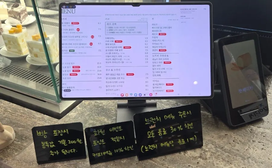 파스타와 음료가 적힌 카페 메뉴판