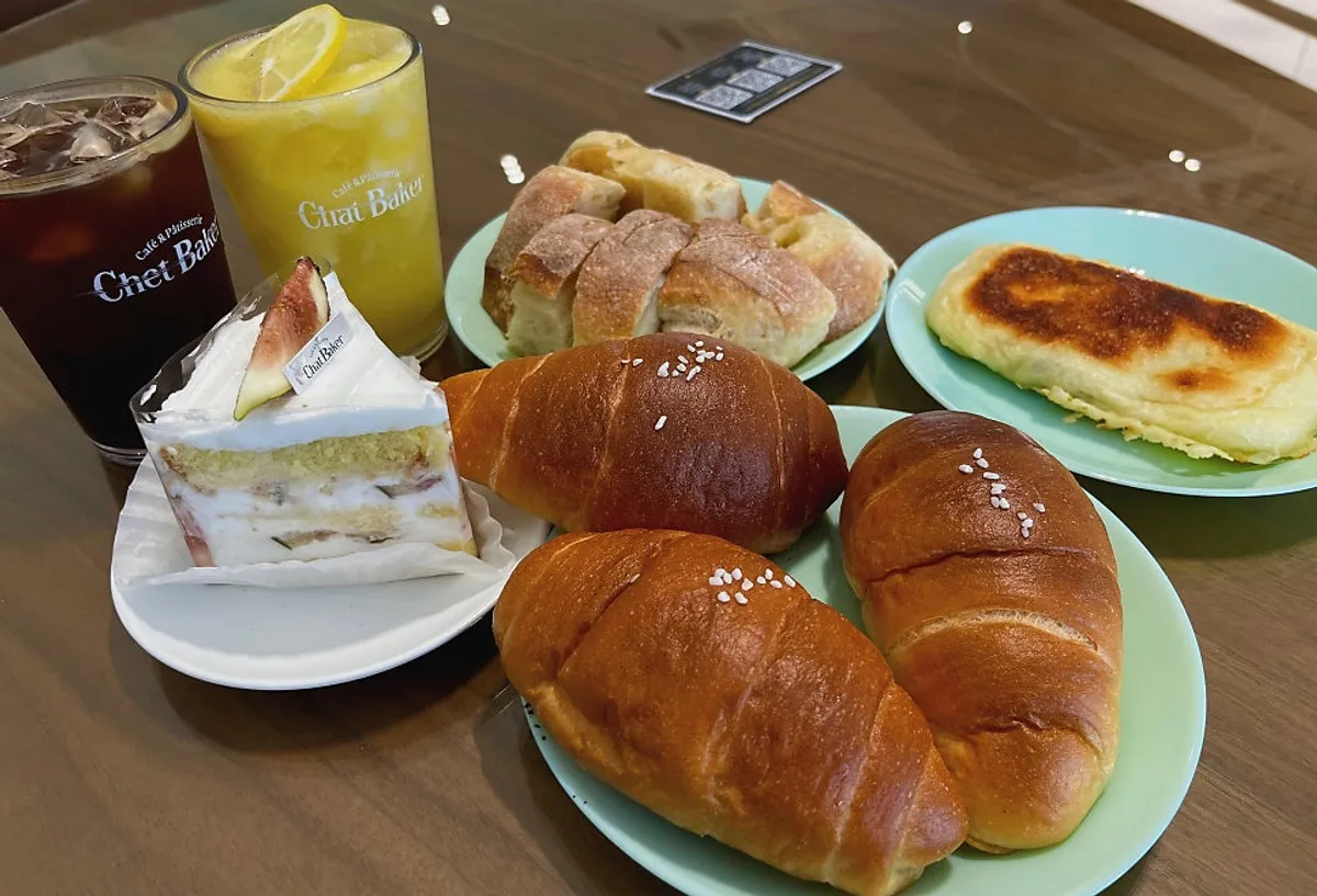 소금빵과 호떡, 케이크, 음료가 함께 놓인 테이블