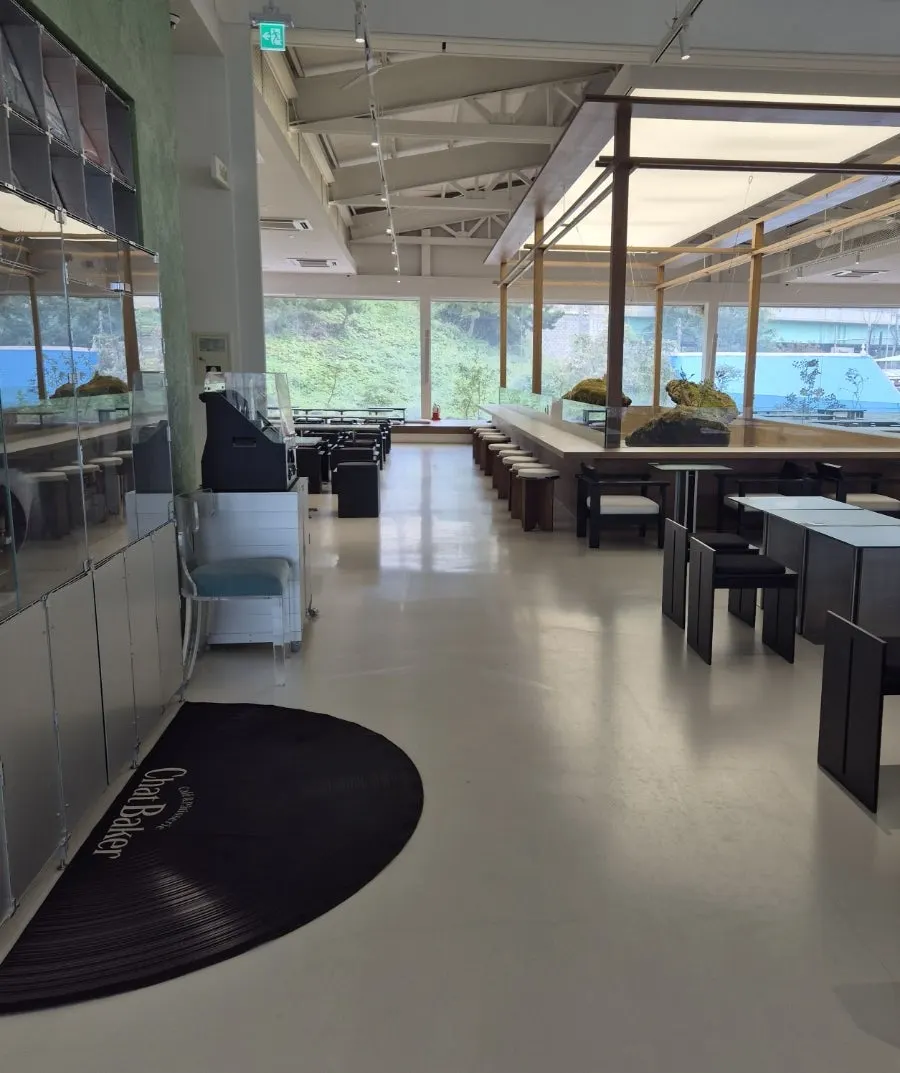 植物の装飾と大きな窓があるチャットベーカーの店内