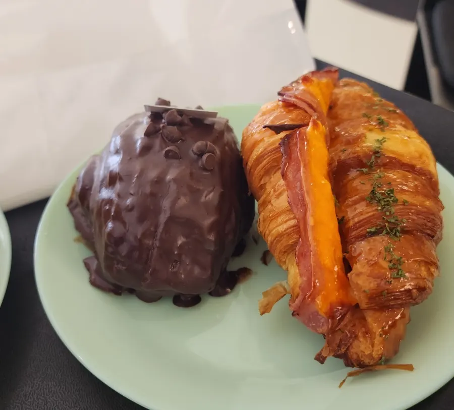 아들과 고른 빵과 커피가 놓인 테이블