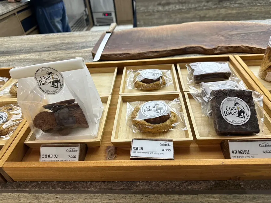 디저트 진열대와 주문 카운터 주변