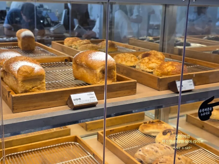 デザートとケーキが入ったショーケース