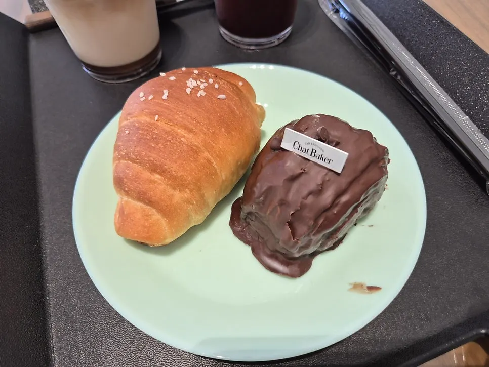 챗 베이커 소금빵과 커피 조합