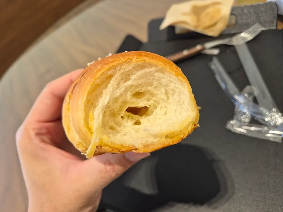 접시에 담긴 소금빵