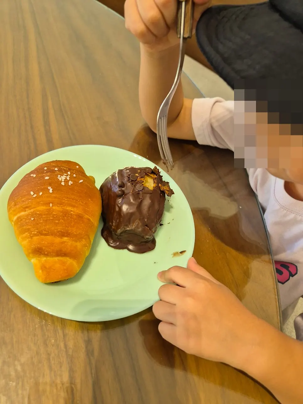 아이가 먹을 초코빵 세로 사진