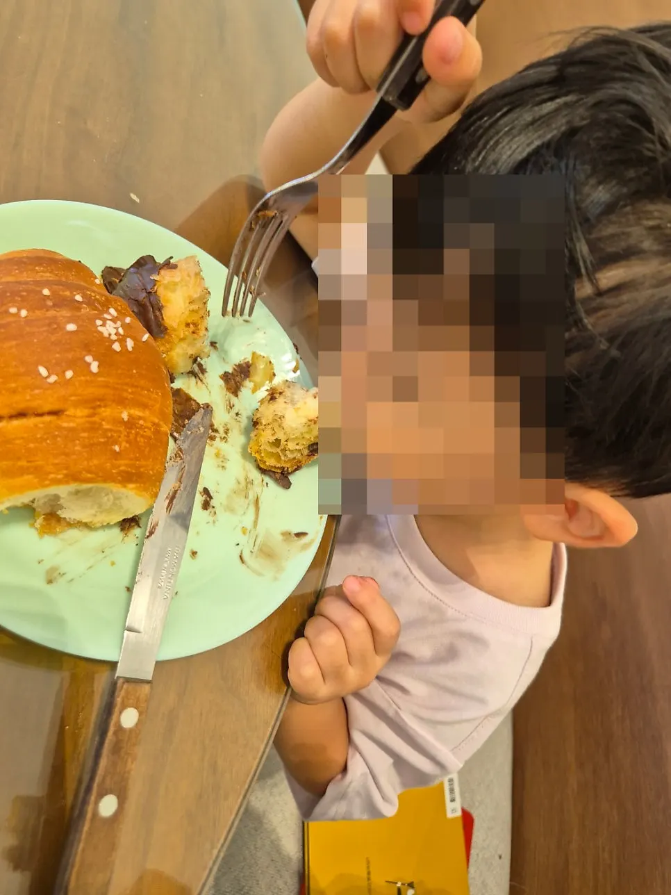 소금빵과 초코빵을 함께 놓은 테이블