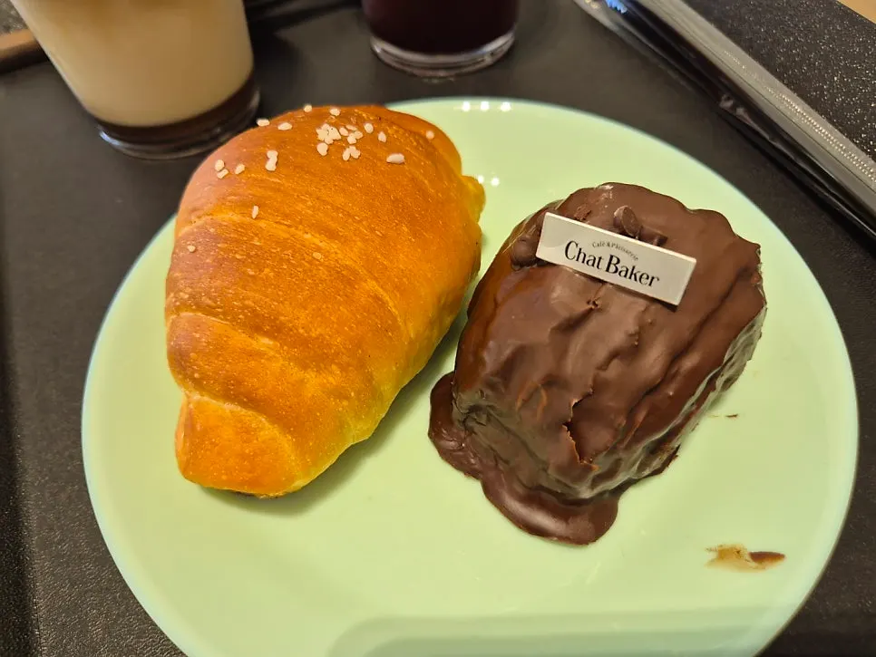 아이와 함께한 챗 베이커 테이블 자리